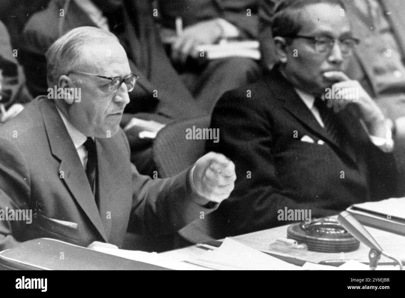 CUBAN CRISIS U THANT ASCOLTA VALERIAN ZORIN ALLE NAZIONI UNITE A NEW YORK; 26 OTTOBRE 1962 Foto Stock