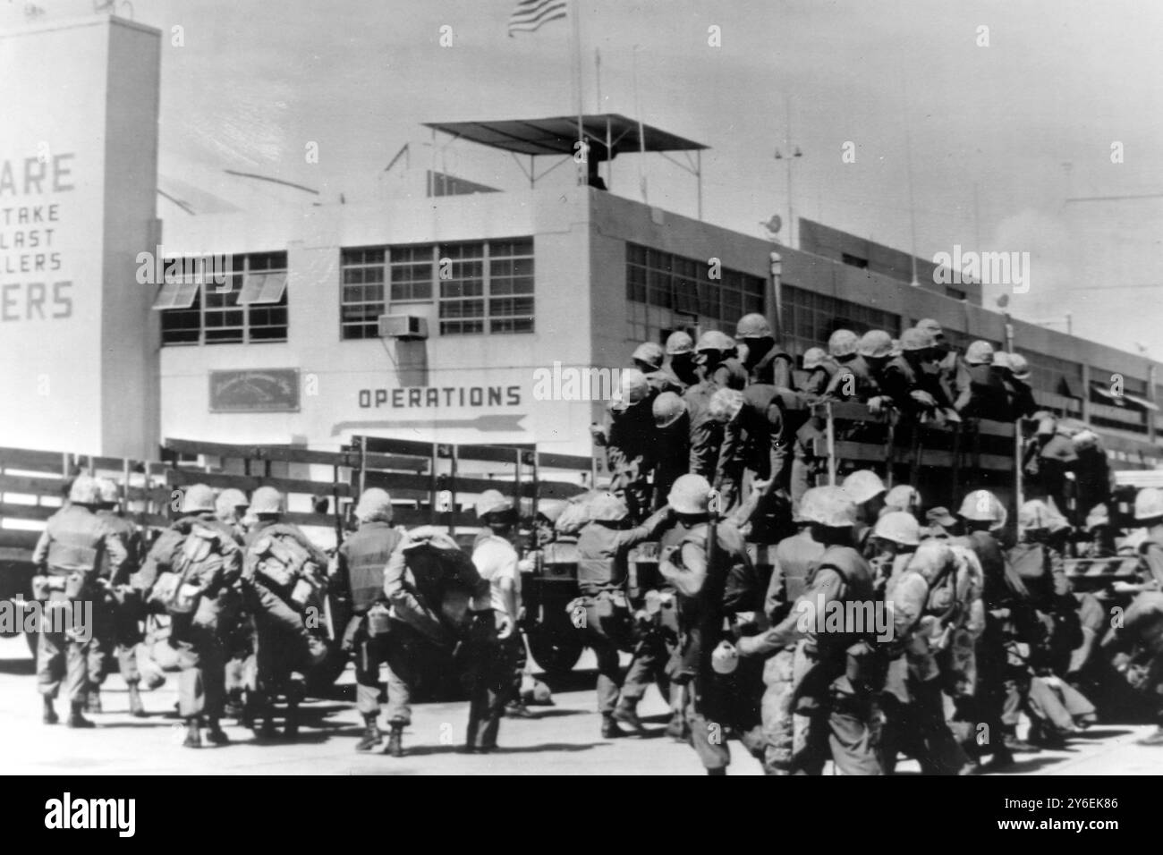 CUBAN CRISIS MARINES CARICAMENTO ATTREZZATURE NELLA BAIA DI GUANTÁNAMO; 23 OTTOBRE 1962 Foto Stock