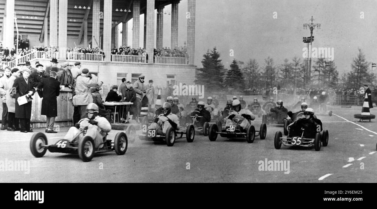 GOKARTING ALLIPERS IN TESTA ALLO STADIO CENTRALE LENIN DI MOSCA; 19 OTTOBRE 1962 Foto Stock