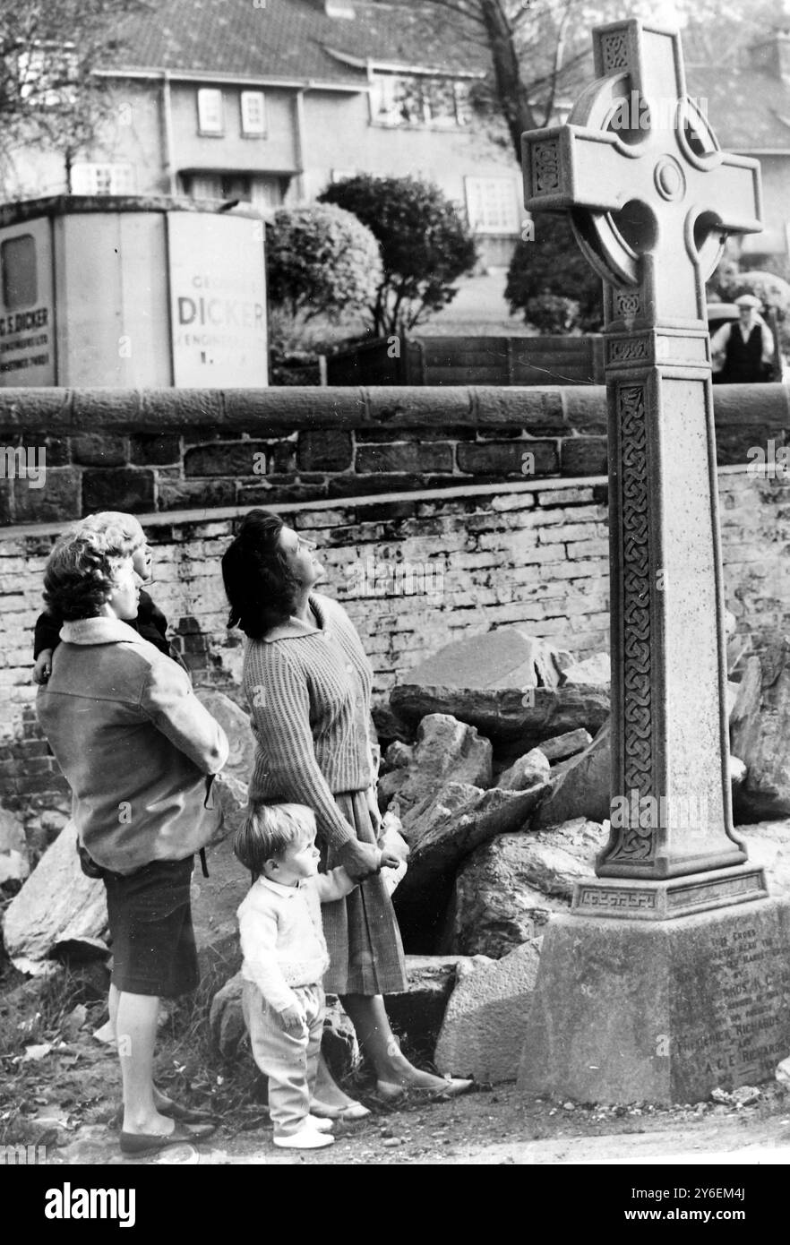 I RESIDENTI DEL MERCATO OSSERVANO IL VECCHIO CROCEVIA DEL MERCATO NEL SUSSEX - 19 OTTOBRE 1962 Foto Stock