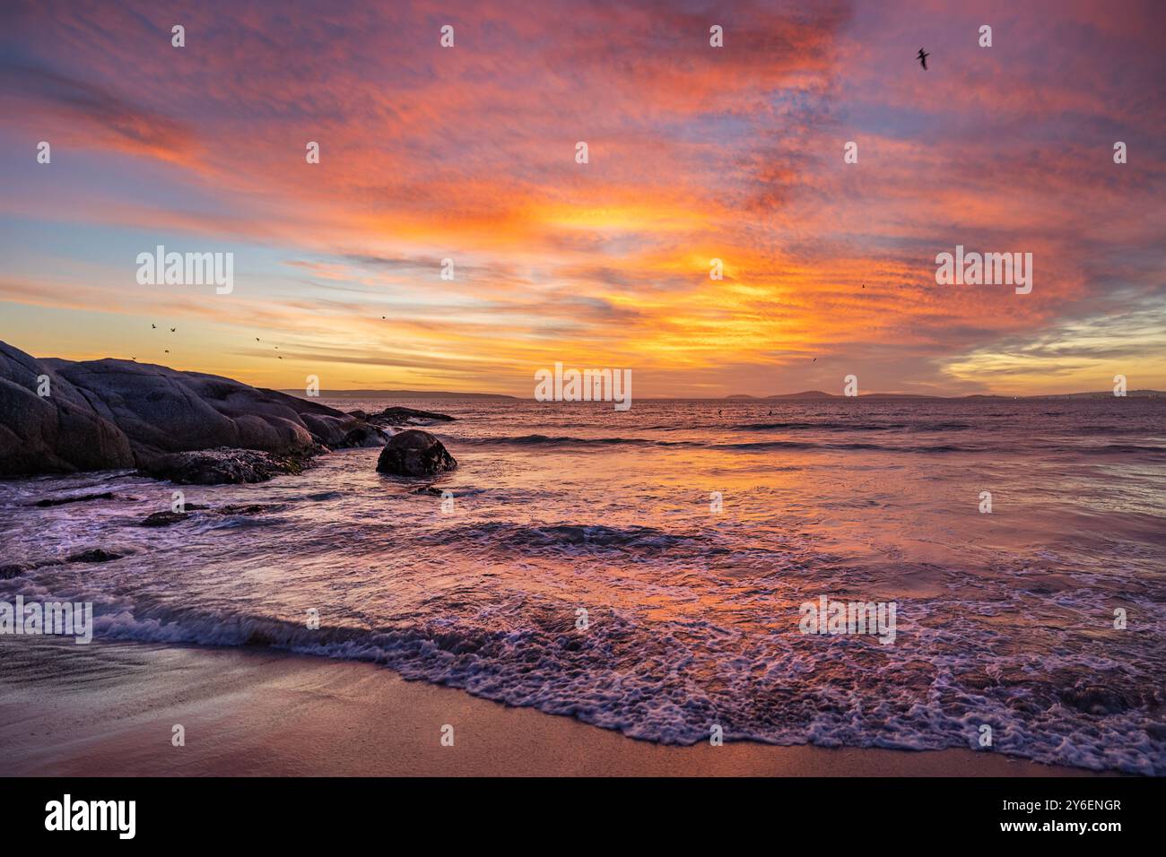 Bagliore su Langebaan, Una Sinfonia di Pinks, arance e calore riflesso Foto Stock