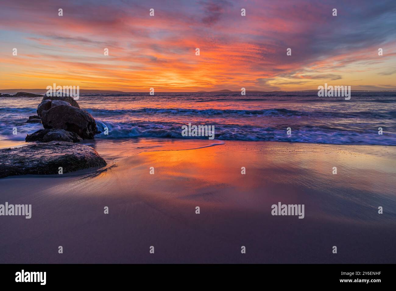 Bagliore su Langebaan: Una Sinfonia di rosa, rossi e calore riflesso Foto Stock