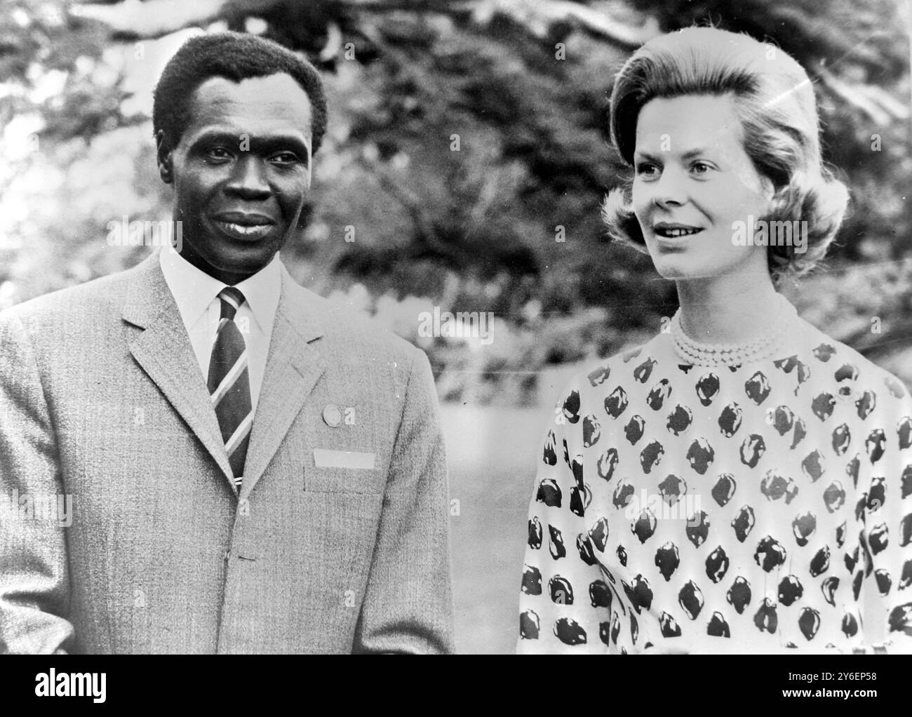 INDIPENDENZA IN UGANDA - DUCHESSA DI KENT E MILTON OBOTE MR AT GOVERNMENT HOUSE ; 8 OTTOBRE 1962 Foto Stock