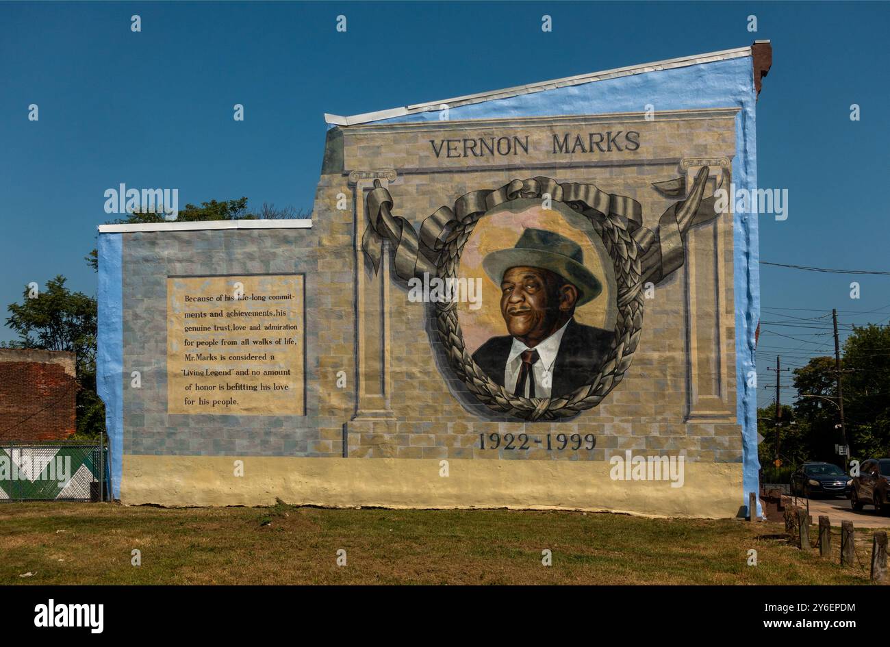 Murale pubblico del leader della comunità Vernon Marks sul lato di una casa nel quartiere North Philadelphia di Pennsylvania Foto Stock