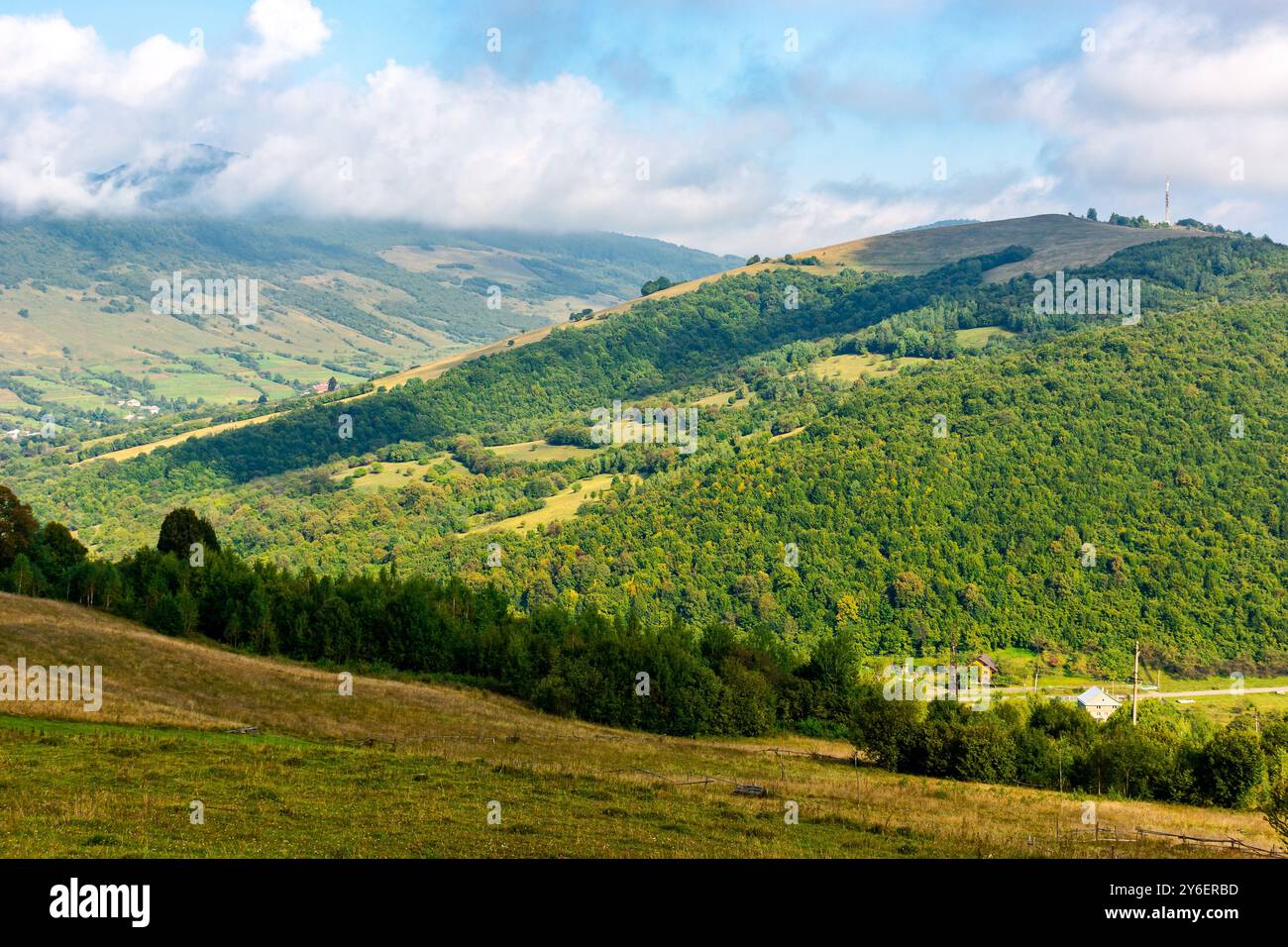 paesaggio di campagna montuosa in autunno. campi verdi e alberi sulla collina. giornata di sole. vista sulla valle lontana. splendido panorama all'aperto Foto Stock