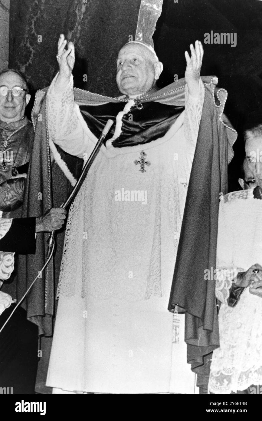 PAPA GIOVANNI XXIII CON FOLLE A ROMA / ; 26 SETTEMBRE 1962 Foto Stock