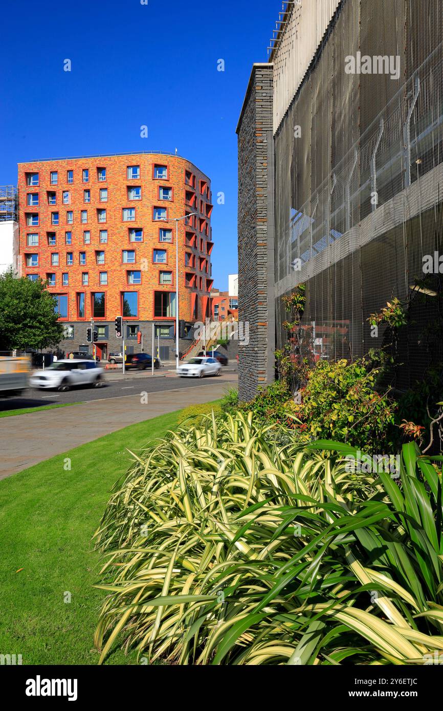 Suggestivo edificio in mattoni rossi accanto a Oystermouth Road, Swansea, Galles del Sud. Foto Stock