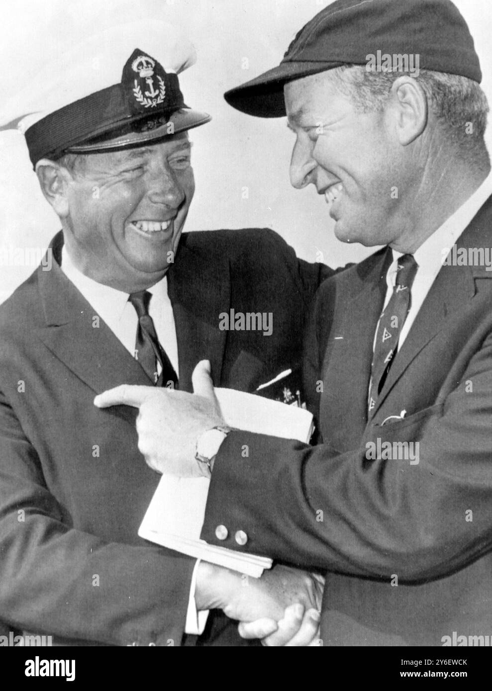 YACHTING JOCK STURROCK CON LO SKIPPER GRETEL EMIL MOSBACHER A NEWPORT; 17 SETTEMBRE 1962 Foto Stock