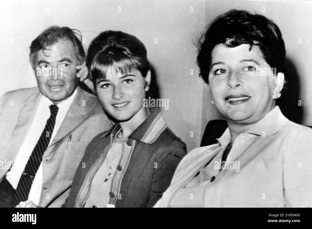 PAMELA MASON IN COURT CON IL MARITO JAMES E LA FIGLIA PORTLAND / ; 12 SETTEMBRE 1962 Foto Stock