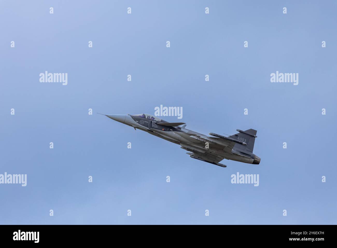 Un jet militare in volo contro un cielo azzurro. Foto Stock