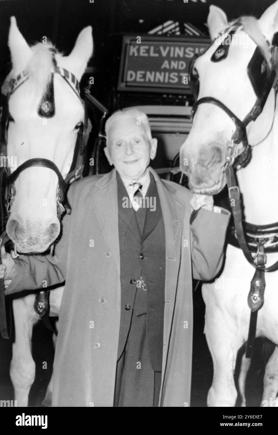 MANGUS MCNULTY CON GLASGOW HORSE TRAM / ; 5 SETTEMBRE 1962 Foto Stock