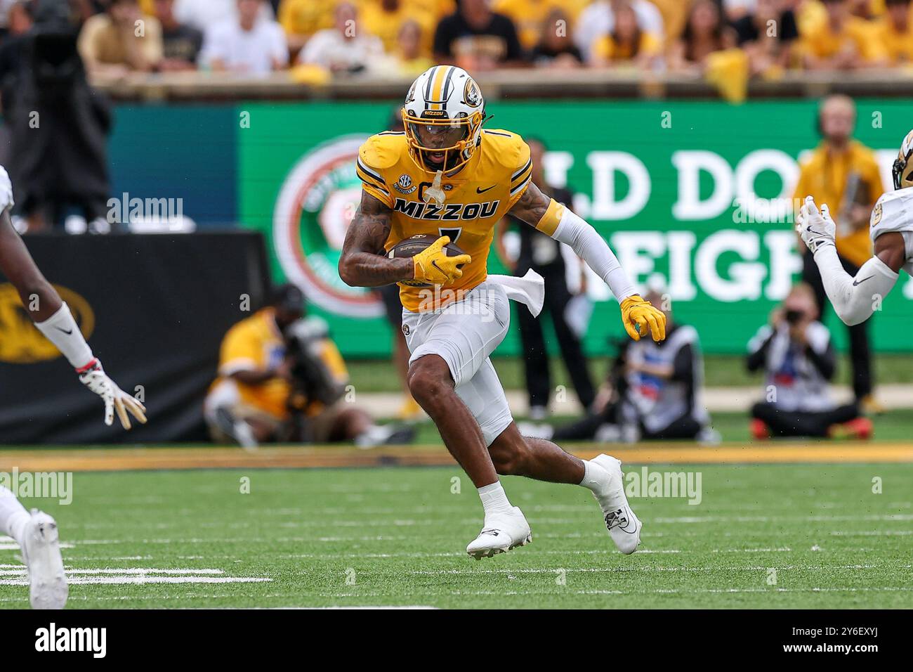 Columbia, Missouri, Stati Uniti. 21 settembre 2024. Il wide receiver dei Missouri Tigers Theo Wease Jr. (1) corre la palla contro i Vanderbilt Commodores al Memorial Stadium di Columbia, Missouri. David Smith/CSM/Alamy Live News Foto Stock