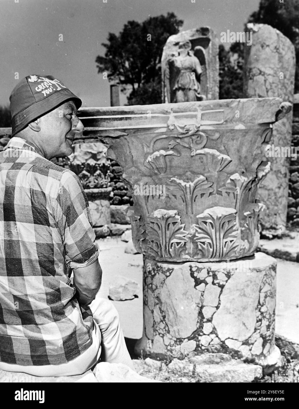 GIOVANNI GIELGUD IN ISRAELE SEDUTO AL SOLE /; 1 SETTEMBRE 1962 Foto Stock