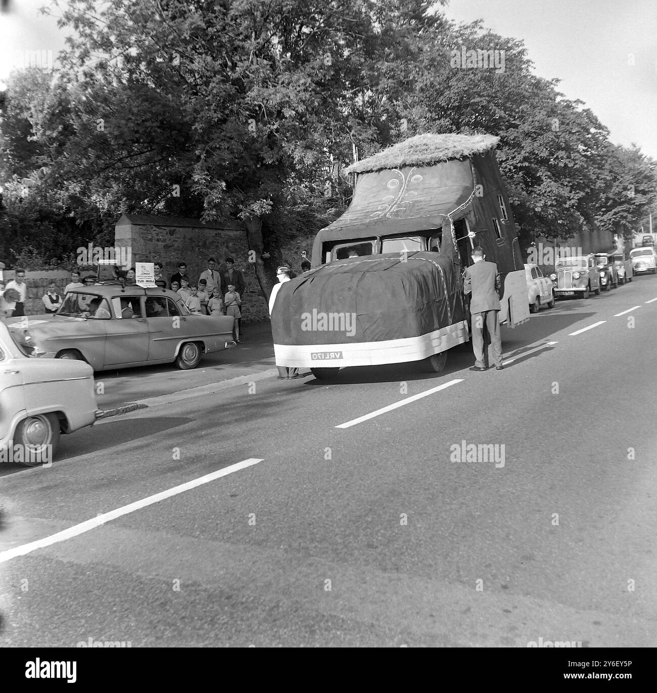 SCATOLA PER LA RACCOLTA DI SCARPE PER CASE PER BAMBINI CHURCH OF ENGLAND A FALMOUTH ; 1 SETTEMBRE 1962 Foto Stock