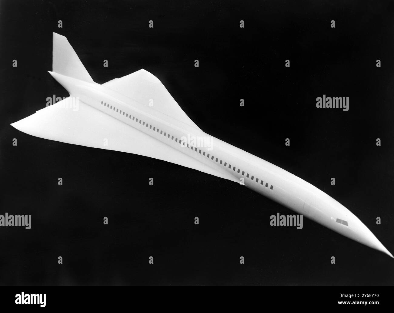 1 SETTEMBRE 1962 UN MODELLO DI UN AEREO SUPERSONICO ANGLO-FRANCESE PROPOSTO CHE È PROGETTATO PER VIAGGIARE ALLA VELOCITÀ DI MACH 2 E TRASPORTARE 100 PASSEGGERI. LONDRA, INGHILTERRA. Foto Stock