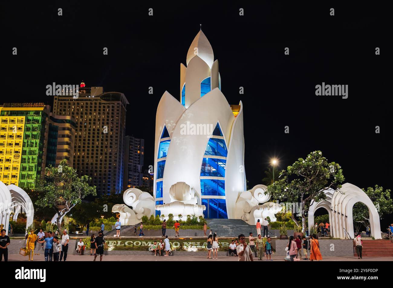 Lotus Tower o Thap tram Huong Tower sulla piazza centrale di notte in Asia. Nha Trang, Vietnam - 2 settembre 2024 Foto Stock