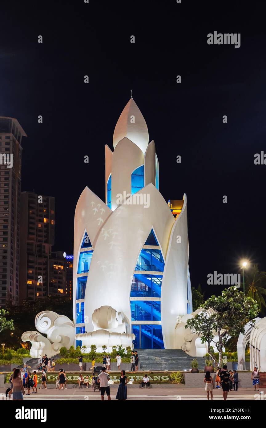 Lotus Tower o Thap tram Huong Tower sulla piazza centrale di notte in Asia. Nha Trang, Vietnam - 2 settembre 2024 Foto Stock