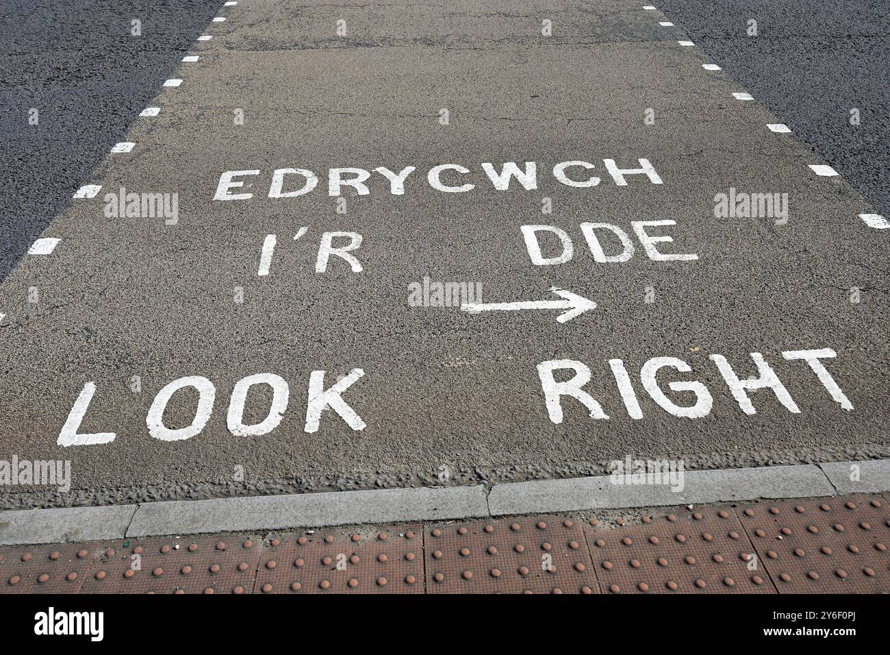 Traversata pedonale segnata con Look Right in inglese e gallese, Swansea, Galles del Sud. Foto Stock