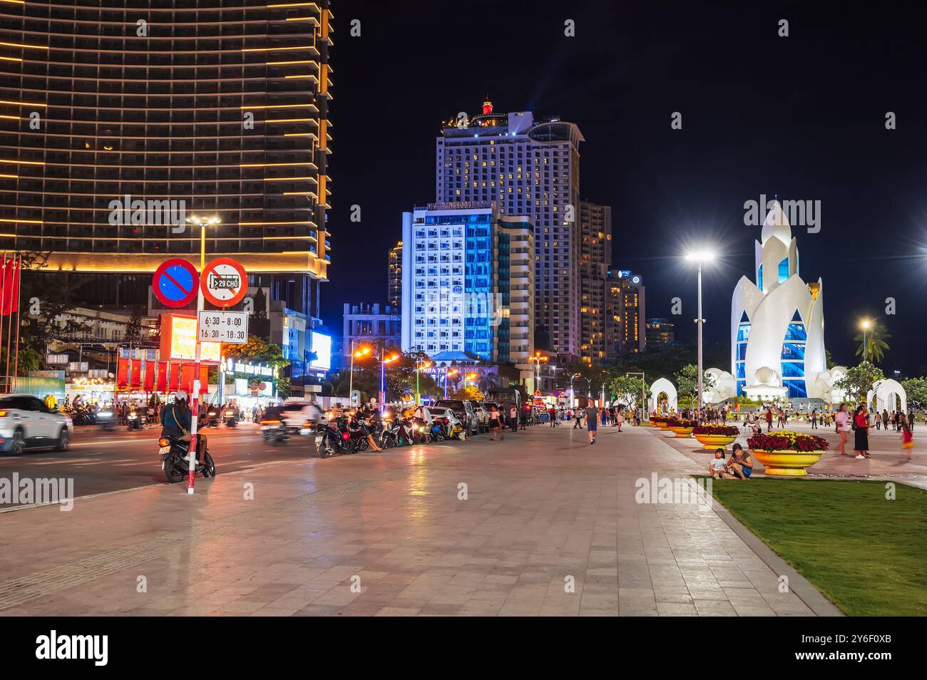 Piazza centrale con la Torre del Loto o la Torre Huong del tram Thap sul lungomare in una città notturna in Asia. Nha Trang, Vietnam - 2 settembre 2024 Foto Stock