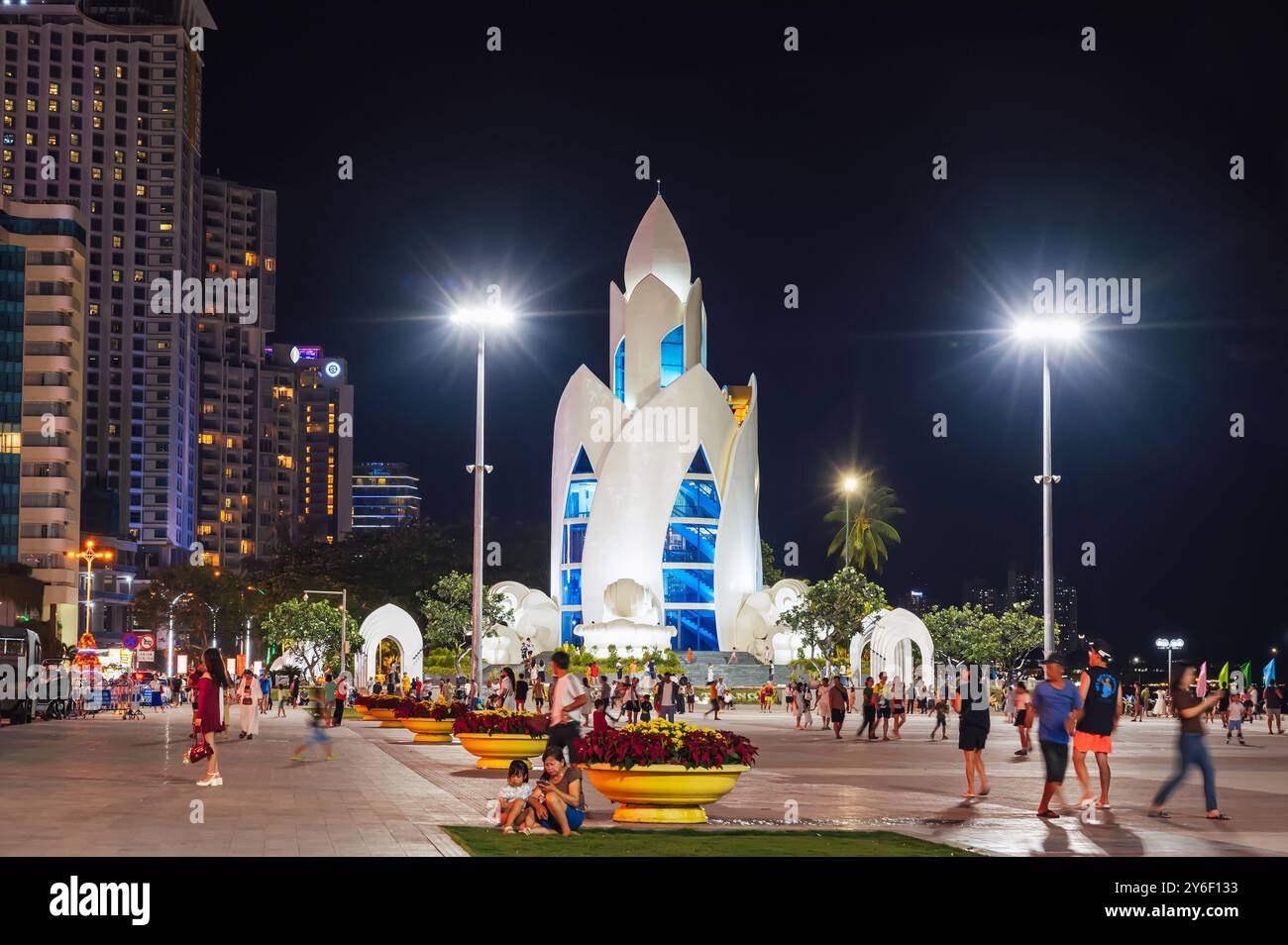 Piazza centrale con la Torre del Loto o la Torre Huong del tram Thap sul lungomare in una città notturna in Asia. Nha Trang, Vietnam - 2 settembre 2024 Foto Stock