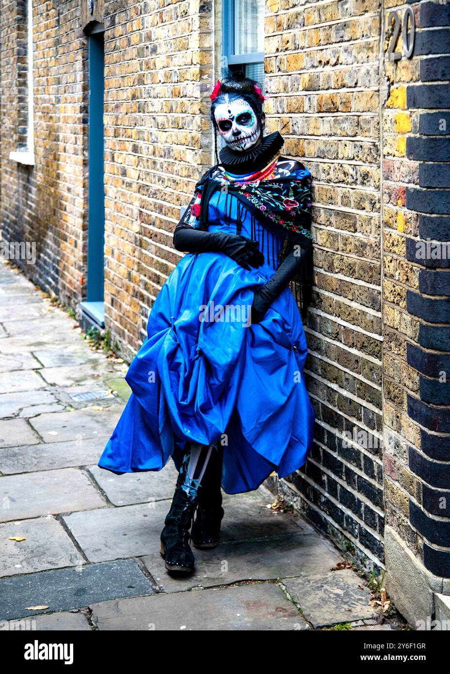 Personaggi colorati in costume che partecipano alla celebrazione del Day of the Dead a Columbia Road nell'East End di Londra Foto Stock
