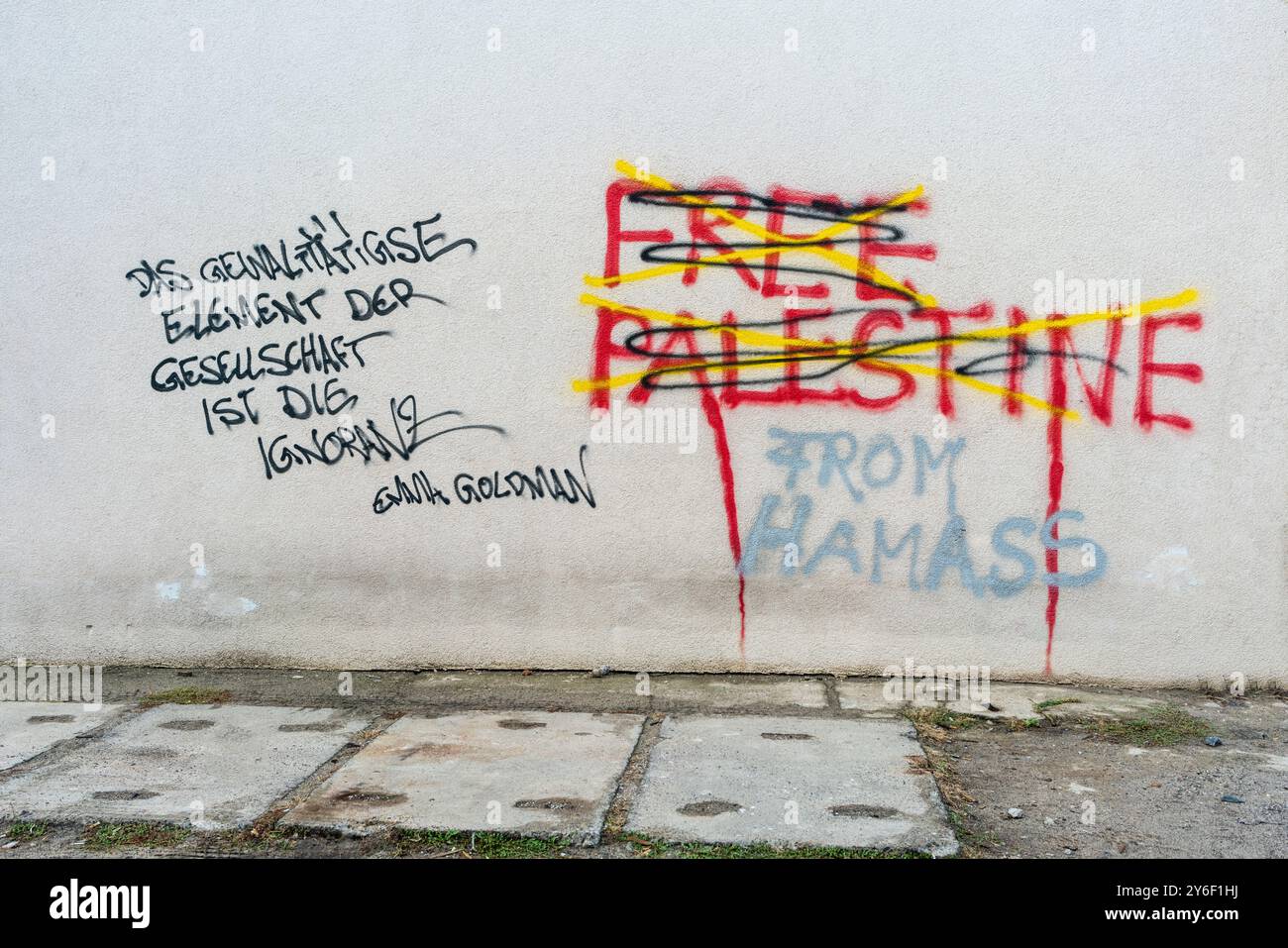 Graffiti "Palestina libera" in lettere rosse e parole "da Hamas" aggiunti accanto a una citazione di Emma Goldman su una facciata di una casa a Berlino, Germania 2024, Europa Foto Stock