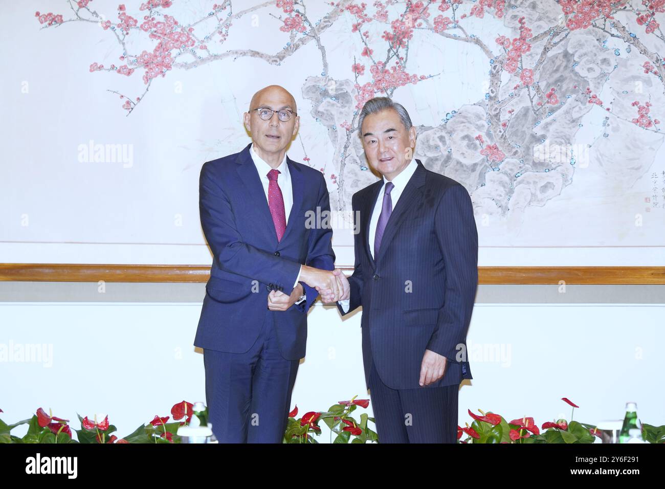 New York, alto Commissario delle Nazioni Unite per i diritti umani Volker Turk a margine dell'Assemblea generale delle Nazioni Unite a New York. 24 settembre 2024. Il ministro degli Esteri cinese Wang Yi, anche membro dell'Ufficio politico del Comitato centrale del Partito Comunista Cinese, incontra l'alto Commissario delle Nazioni Unite per i diritti umani Volker Turk a margine dell'Assemblea generale delle Nazioni Unite a New York, 24 settembre 2024. Crediti: Wu Xiaoling/Xinhua/Alamy Live News Foto Stock