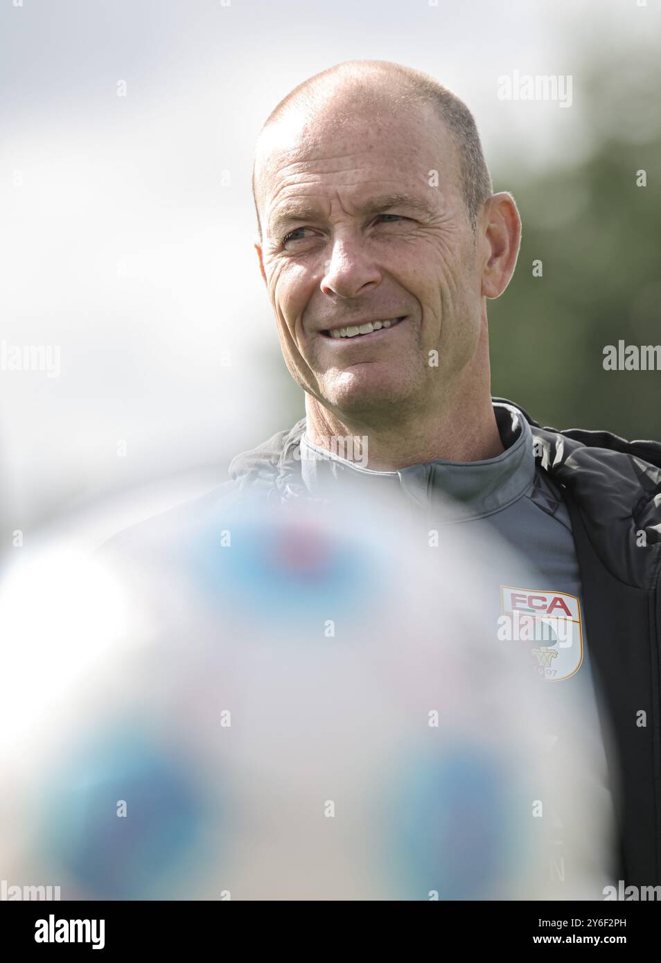 Jess Thorup (allenatore FC Augsburg) mit Ball, FC Augsburg, allenamento, Foto Stock