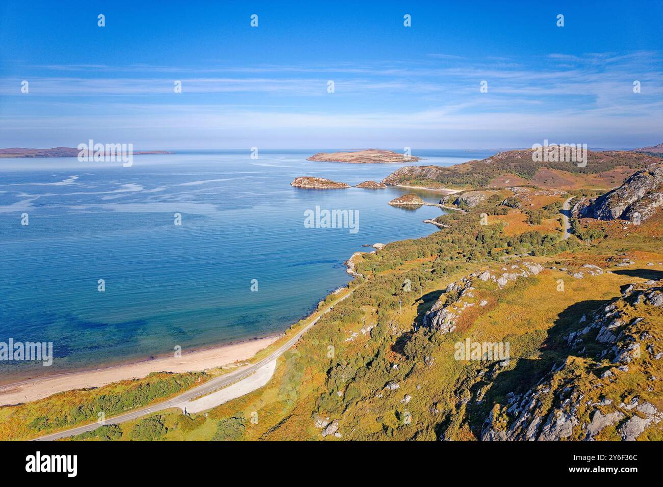 Gruinard Bay and Beach Sutherland Scotland il mare blu e verde e la spiaggia di sabbia con Guinard Island in tarda estate e la strada A832 Foto Stock