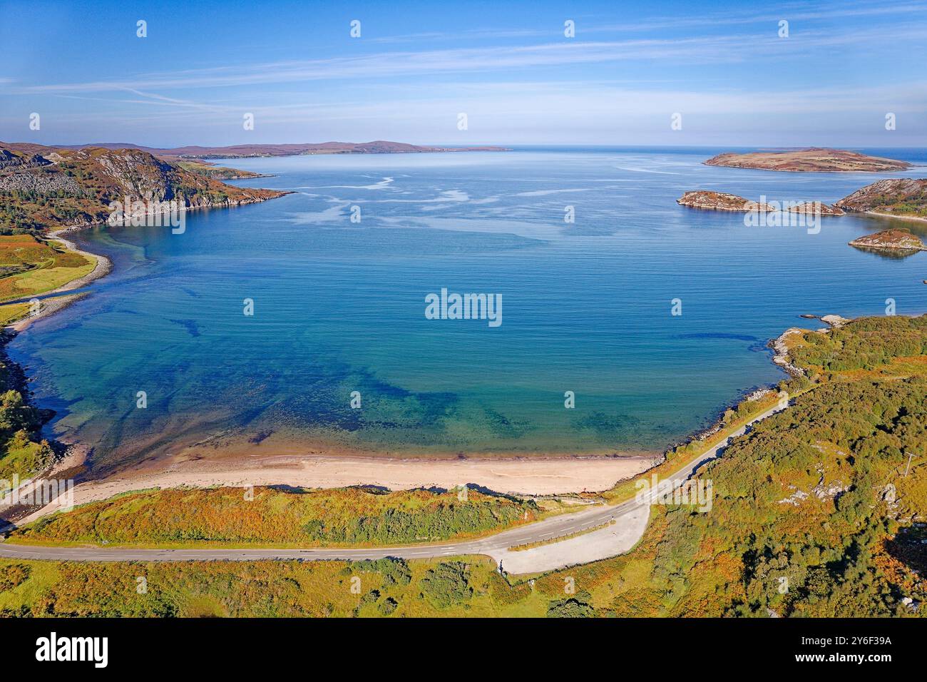 Gruinard Bay and Beach Sutherland Scotland il mare blu e verde Guinard Island in tarda estate e la strada A832 Foto Stock