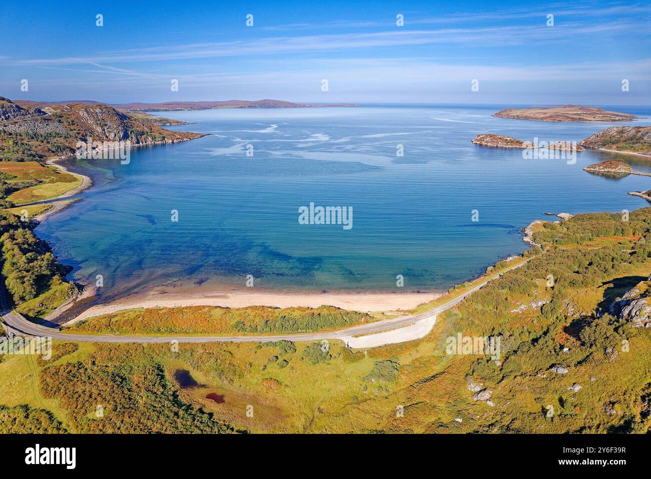 Gruinard Bay e Beach Sutherland Scotland il mare verde blu con Guinard Island in tarda estate e la strada A832 Foto Stock