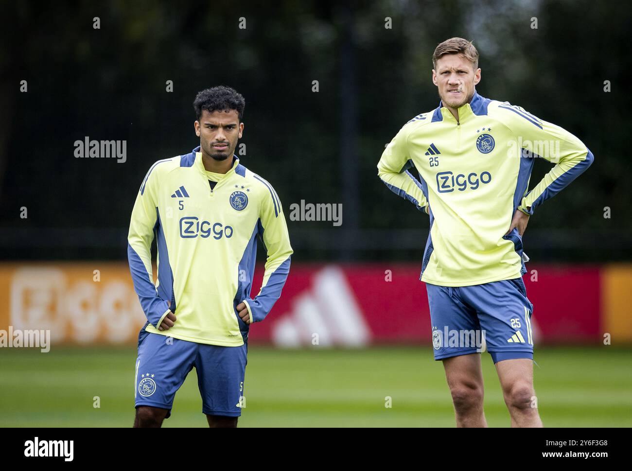 AMSTERDAM - Owen Wijndal e Wout Weghorst dell'Ajax durante una sessione di allenamento a De Toekomst in vista della partita di Europa League con Besiktas. ANP KOEN VAN WEEL Foto Stock