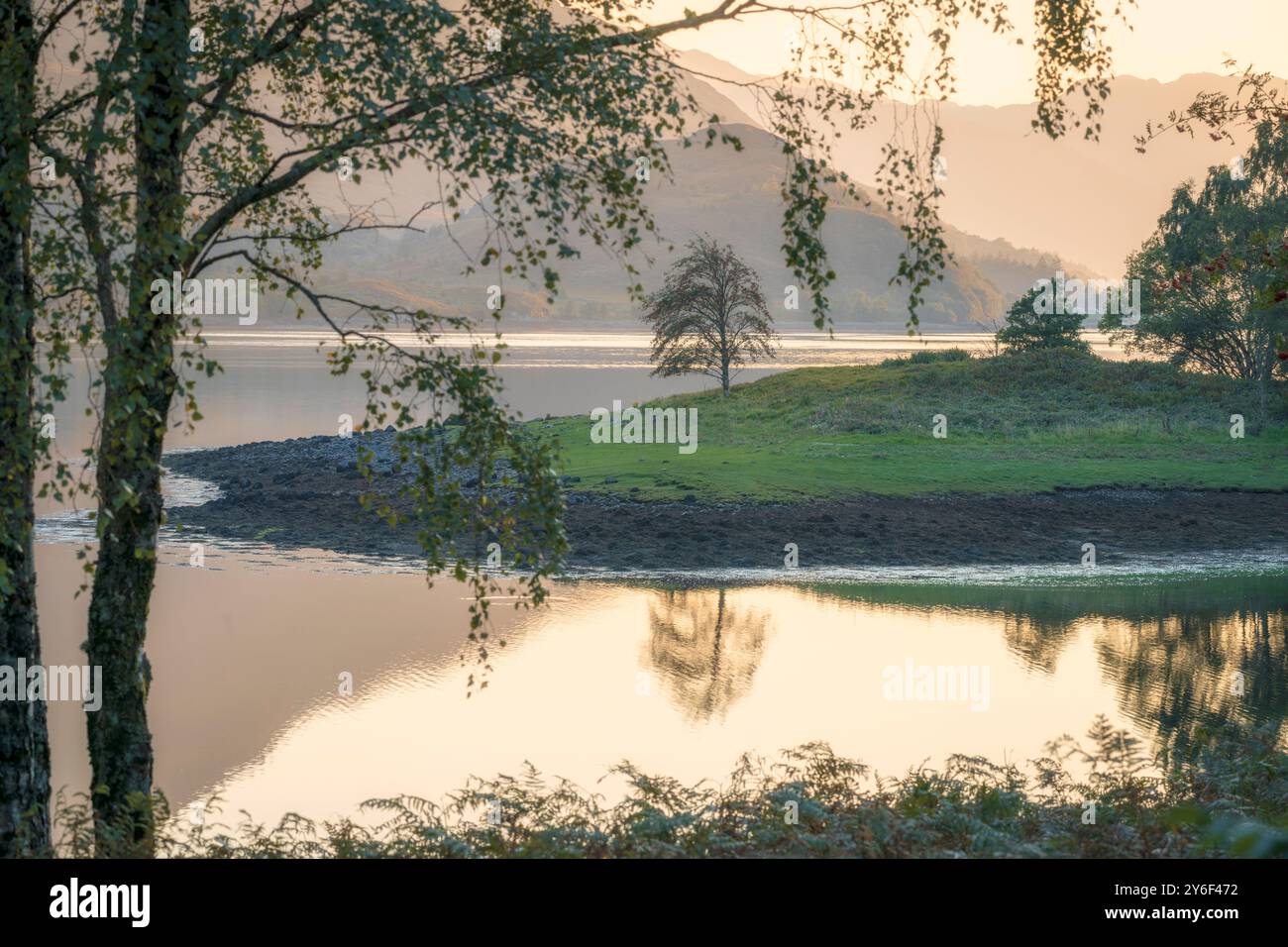 Kinlochleven e i primi colori autunnali a settembre, Loch Leven, Scozia, Regno Unito Foto Stock