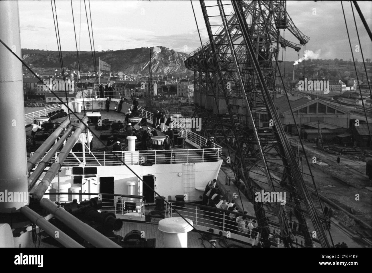 La Queen Mary Ocean Liner entra in porto in Europa circa aprile 1952. Foto Stock