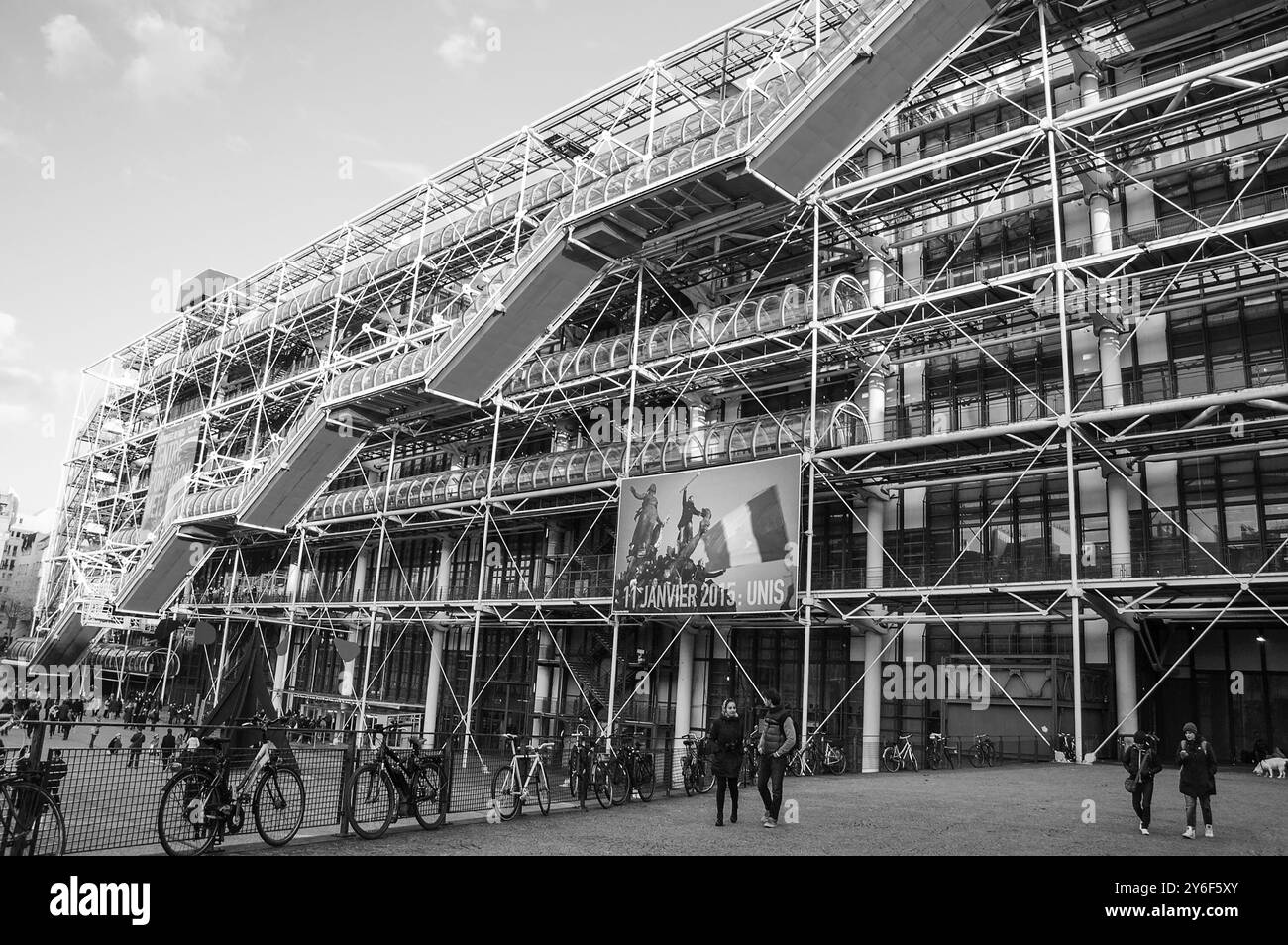 PARIGI, FRANCIA - 17 GENNAIO 2015: Centro dell'edificio Georges Pompidou con foto di Stephane Mahe raffigurante la marcia repubblicana. Foto in bianco e nero. Foto Stock