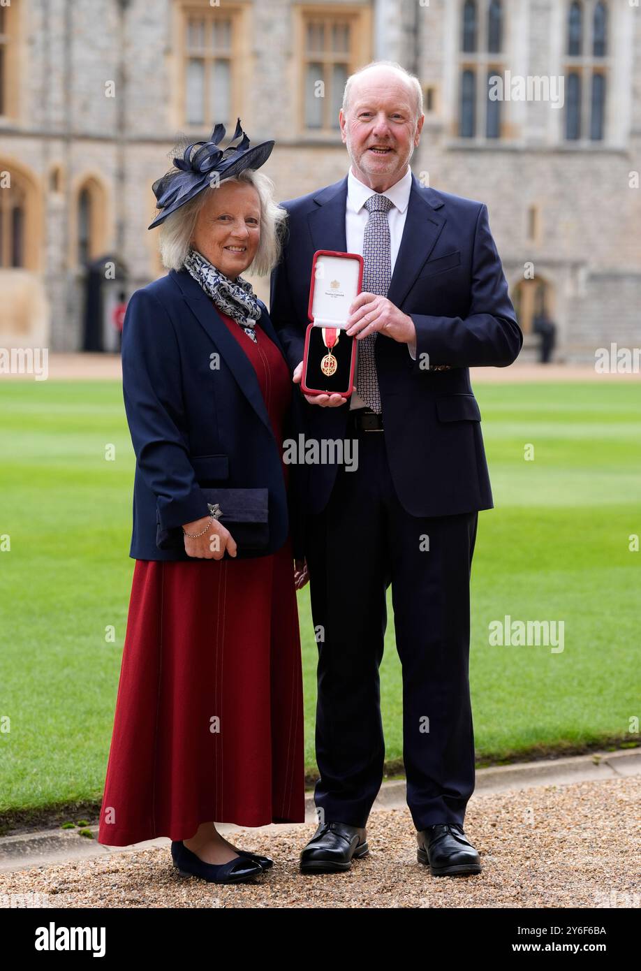 Sir Alan Bates (a destra), fondatore, Justice for Subpostmasters Alliance, con sua moglie Lady Suzanne Sercombe, dopo essere stato nominato Knight Bachelor dalla Princess Royal durante una cerimonia di investitura al Castello di Windsor, Berkshire. Data foto: Mercoledì 25 settembre 2024. Foto Stock