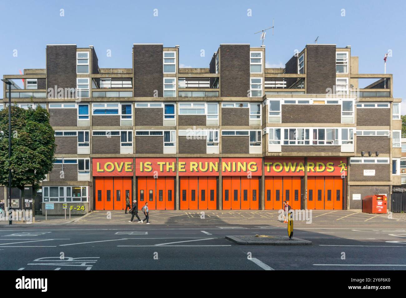 1965 brutalista stazione dei vigili del fuoco di Shoreditch progettata dagli architetti LCC. Love Is the Running Towards è stata una campagna che celebra i vigili del fuoco nel 2022. Foto Stock