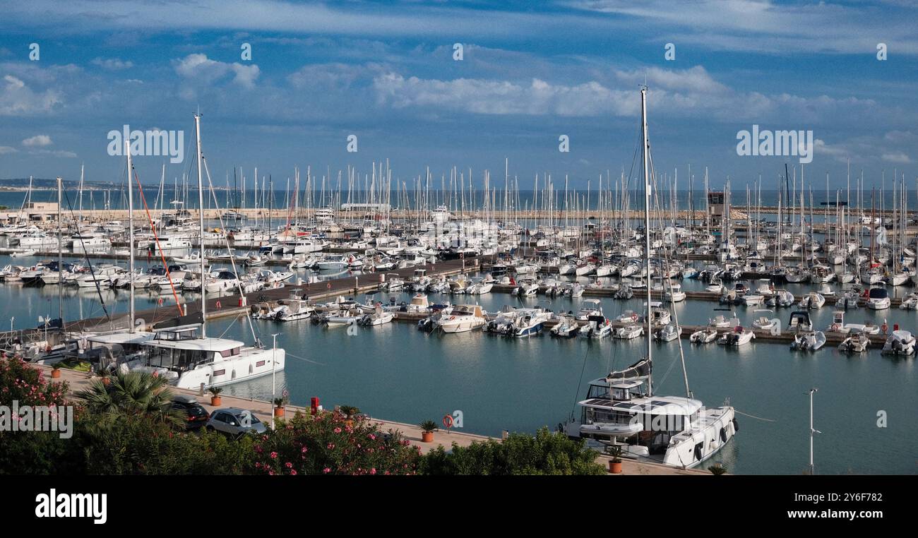 Italia, Sicilia, Mediterraneo, Marina di Ragusa (provincia di Ragusa); barche a motore e yacht di lusso nel porto Foto Stock