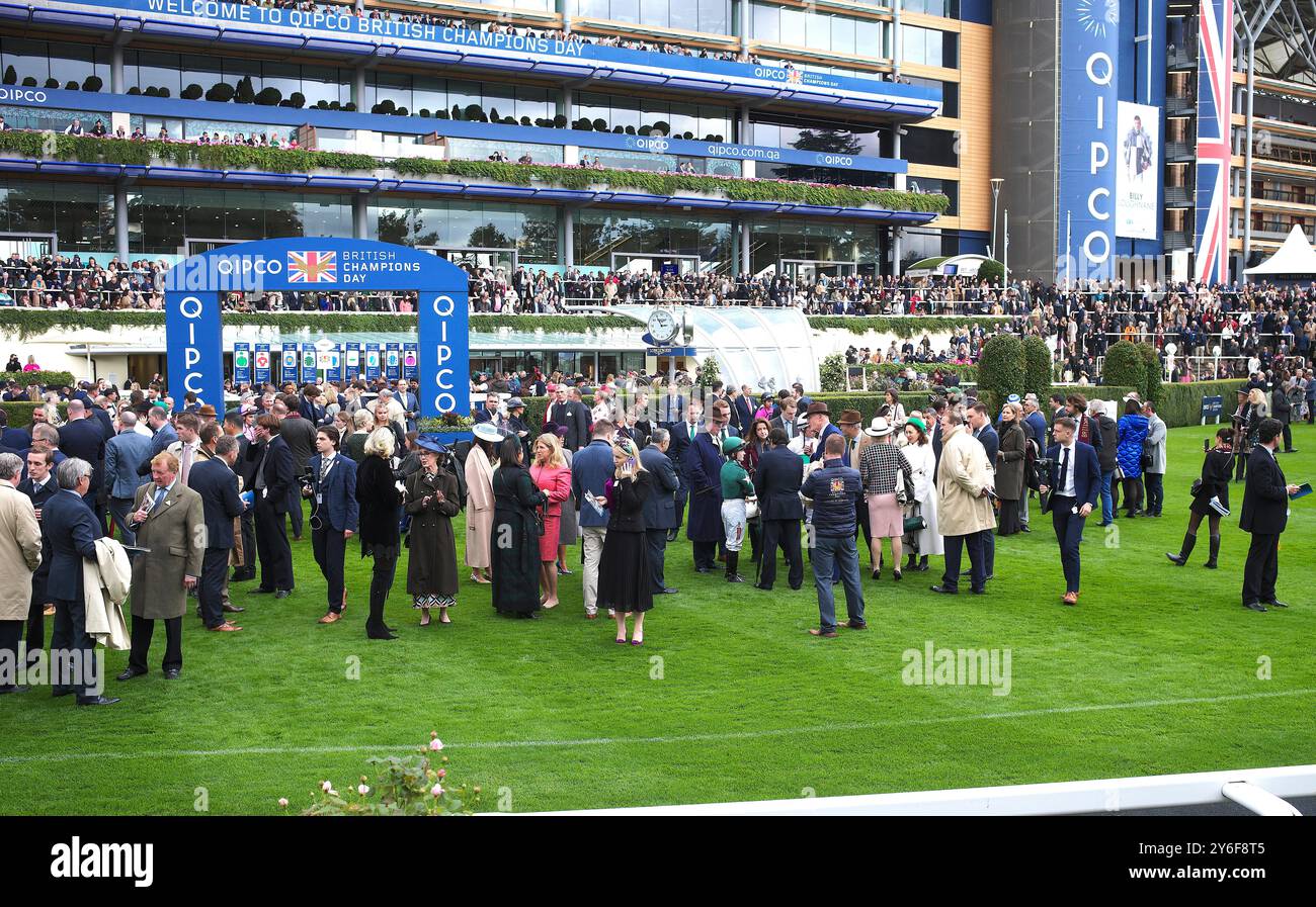 Hollie Doyle in verde parla con i proprietari e John Gosden alla giornata del campione Ascot Qipco. Foto Stock