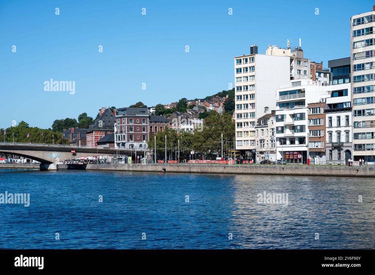 Liegi, Belgio, 11 agosto 2024 - grandi blocchi di appartamenti sulle rive del fiume Maas Foto Stock
