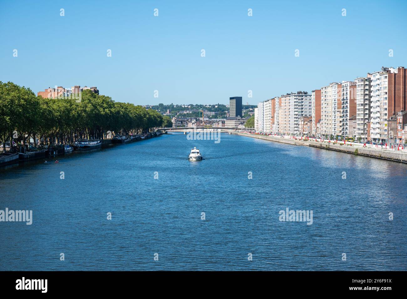 Liegi, Belgio, 11 agosto 2024 - grandi blocchi di appartamenti sulle rive del fiume Maas Foto Stock