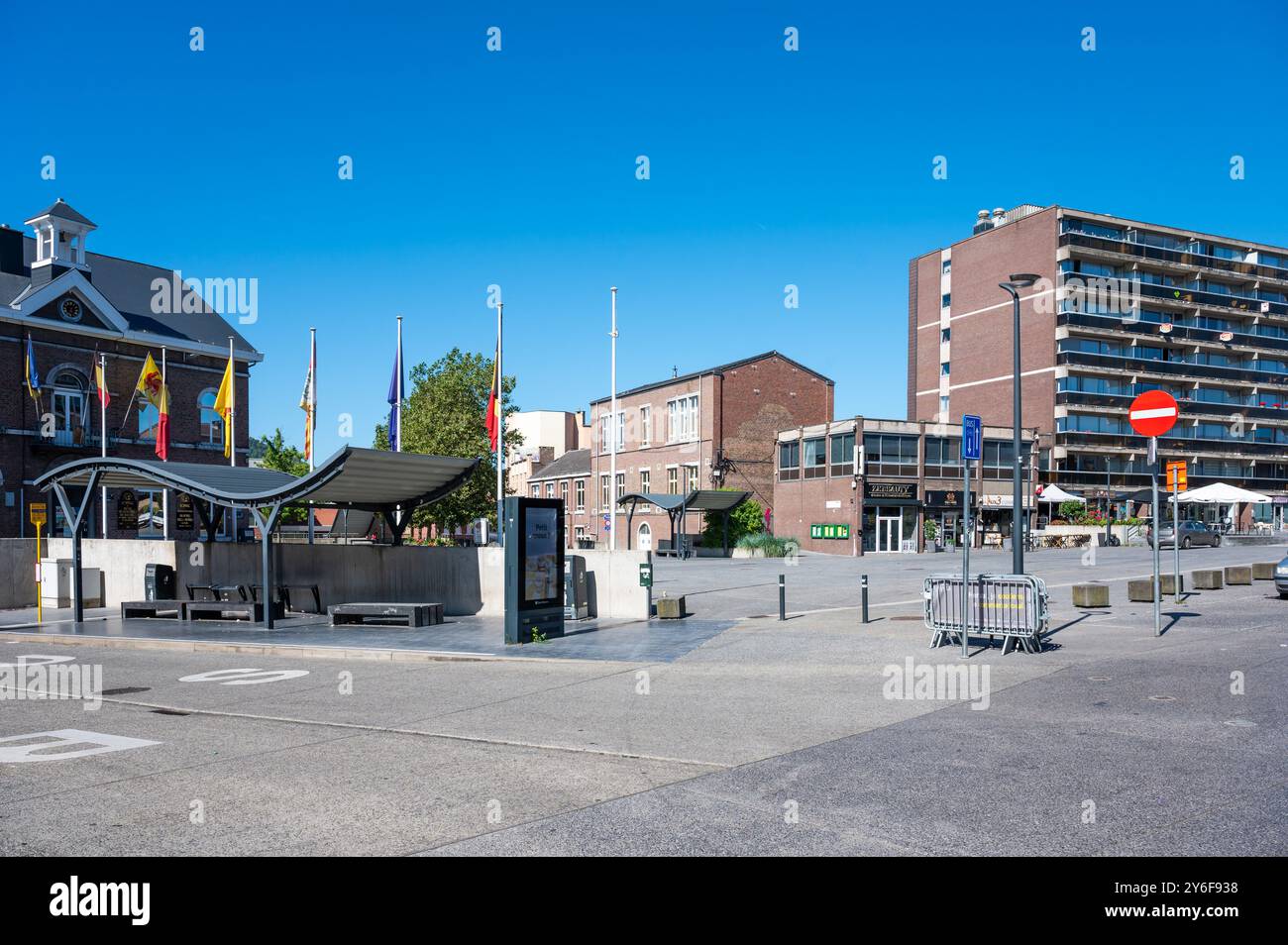 Herstal, Liegi, Belgio, 11 agosto 2024 - la piazza del municipio con monumenti storici Foto Stock