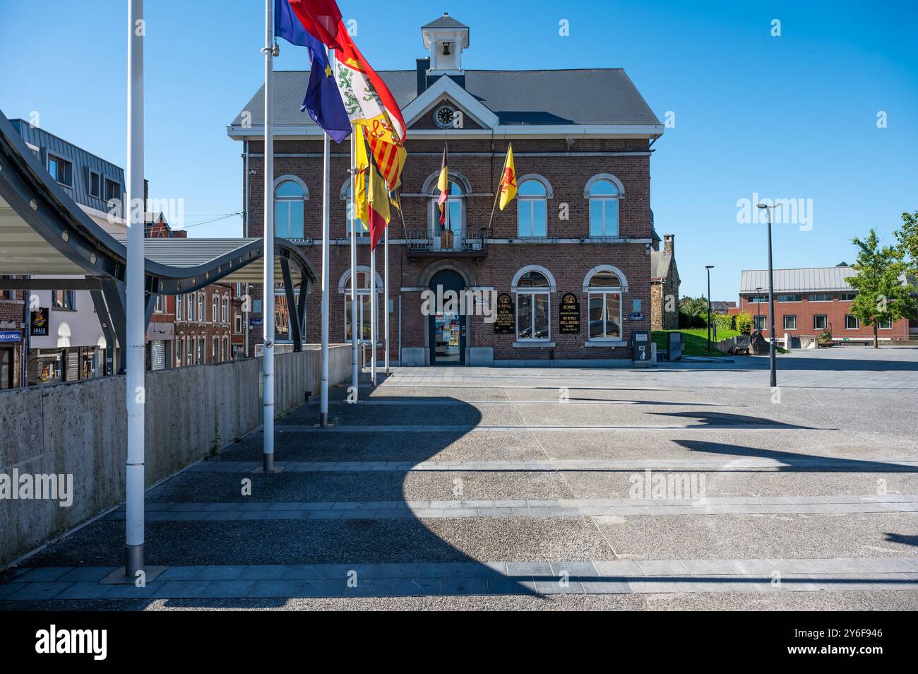 Herstal, Liegi, Belgio, 11 agosto 2024 - facciata del municipio con bandiere sulla piazza del comune Foto Stock