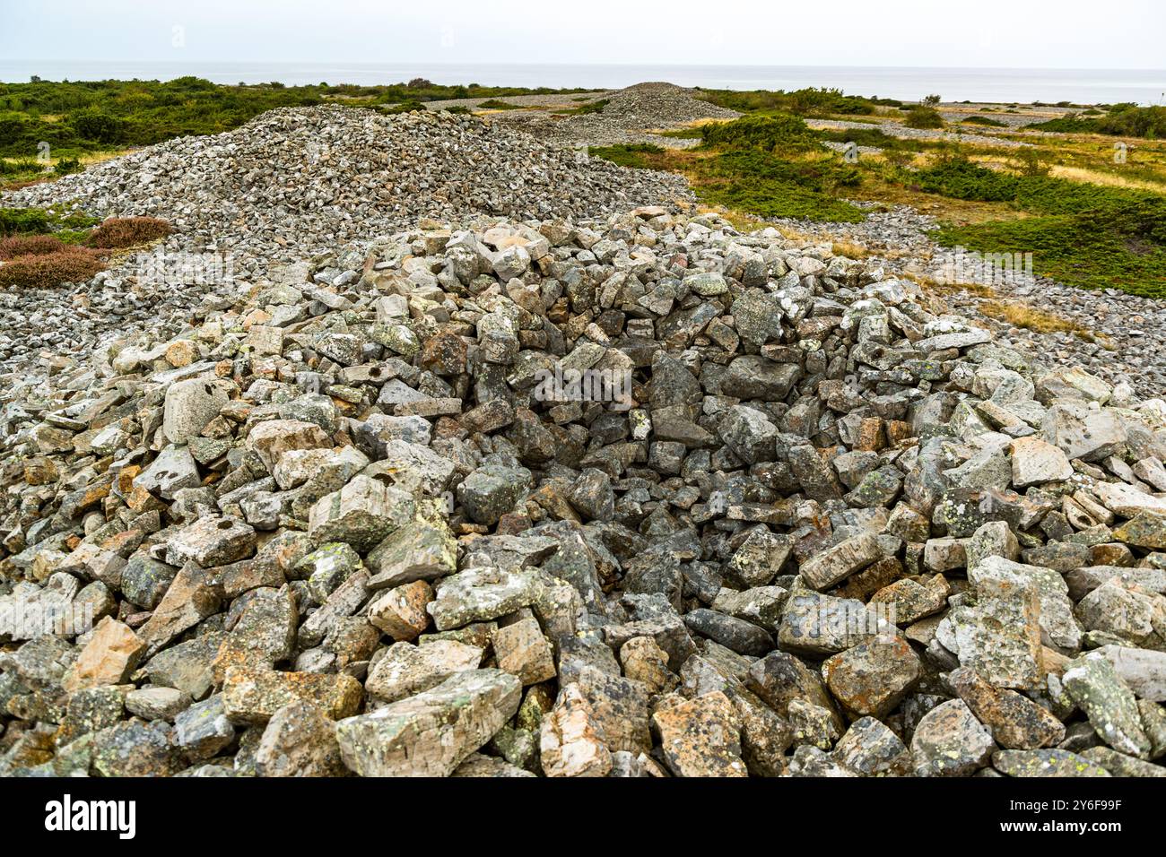 Pietre di campo impilate in modo sciolto formano la cima di uno degli otto cumuli funerari di Gröthögarna nella riserva naturale di Bjärekusten. Plantahagen, comune di Båstad, Skåne, Svezia. Foto Stock