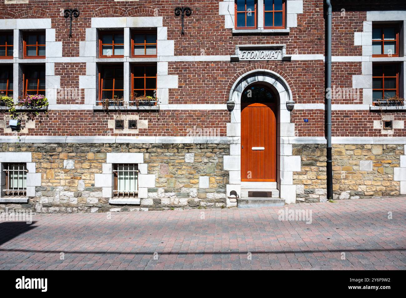 Visé, Vallonia, Belgio, 11 agosto 2024 - la Casa della laicità, un punto di riferimento storico Foto Stock