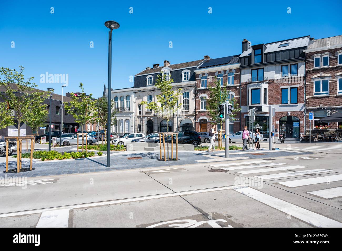 Visé, Vallonia, Belgio, 11 agosto 2024 - Piazza del mercato centrale con persone che visitano i ristoranti Foto Stock