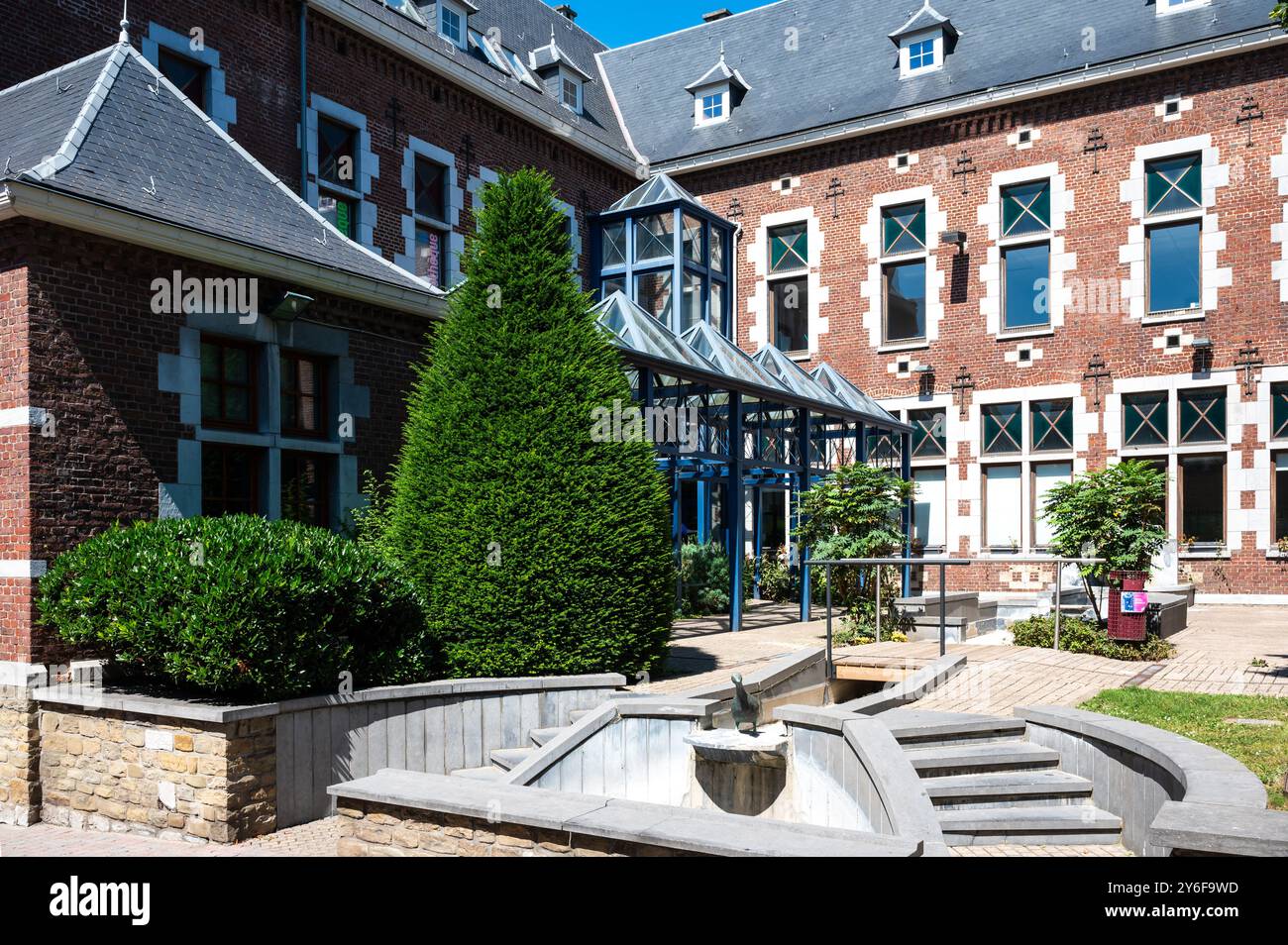 Visé, Vallonia, Belgio, 11 agosto 2024 - la Casa della laicità, un punto di riferimento storico Foto Stock