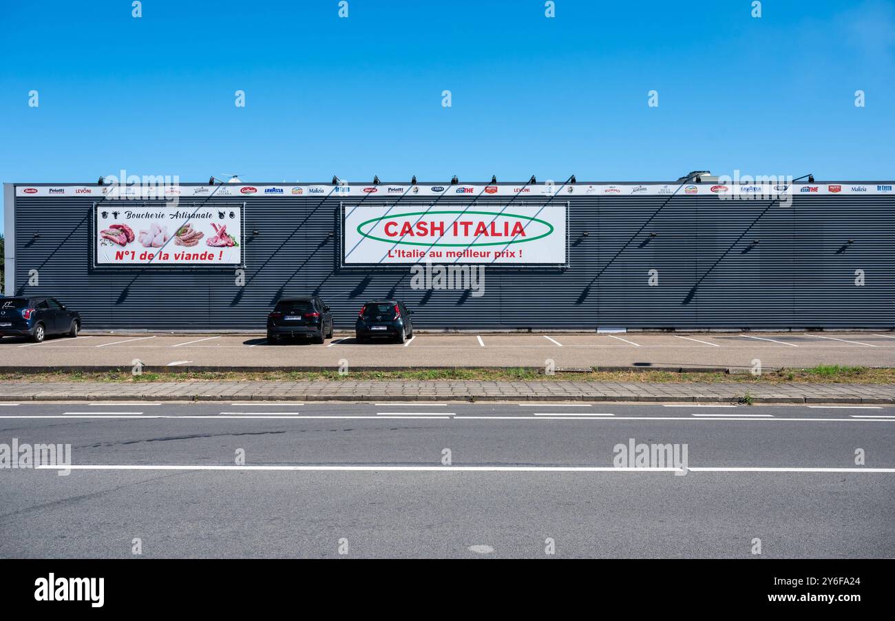 Herstal, Liegi, Belgio, 11 agosto 2024 - la società Cash Italia nel settore della carne fresca Foto Stock