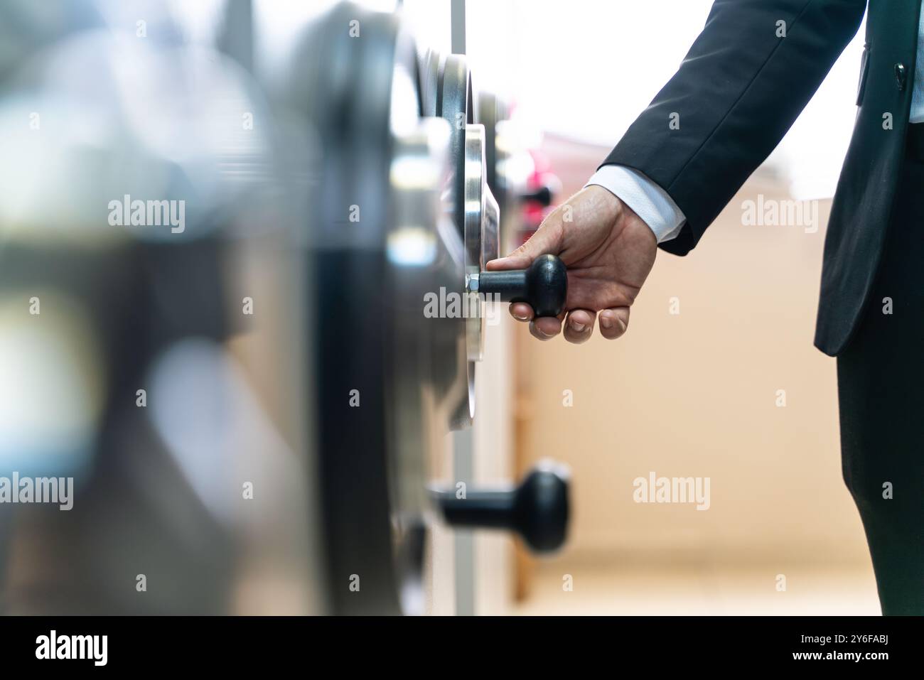 Uomo d'affari che controlla il documento di registro presso l'archivio metallico Foto Stock