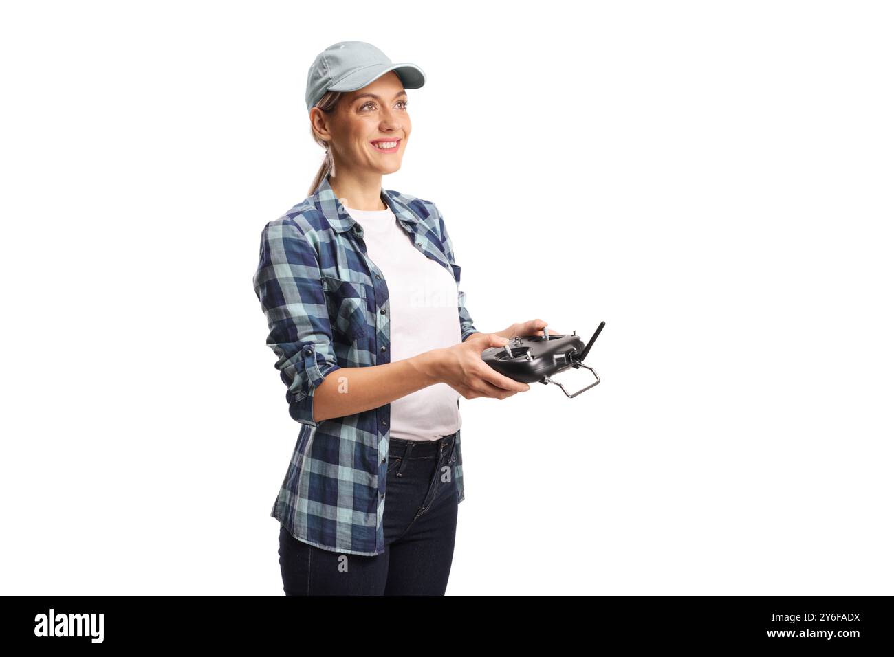 Giovane donna che vola con un drone, concetto tecnologico avanzato isolato su sfondo bianco Foto Stock